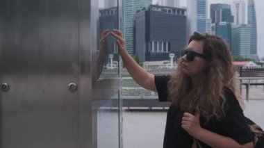 Turist Singapur 'da dijital bilgi panosu kullanıyor