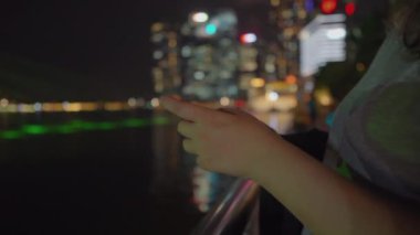 Gece vakti sette akıllı telefon kullanan bir kadın.