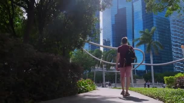 Modern bir şehrin şehir merkezinden geçen erkek turist — Stok video
