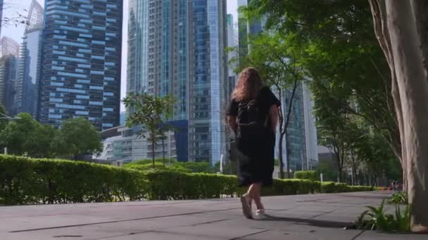 Frau läuft auf Straße in Singapur — Stockvideo
