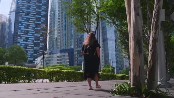 Een wandeling door Singapore in het centrum — Stockvideo