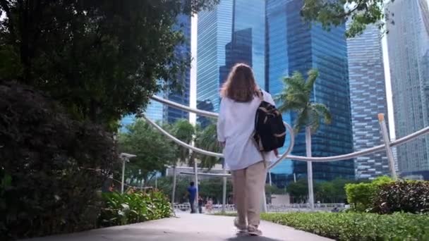 Yürüyor ve Singapur şehrinin tadını çıkarıyor. — Stok video