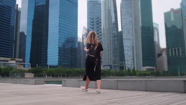 싱가포르의 도시 풍경을 즐기기 위해 걷기 — 비디오