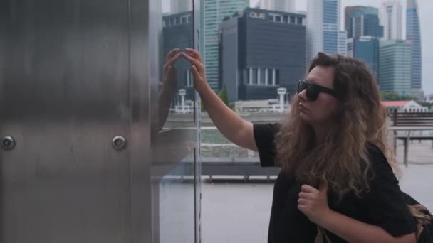 Tourist utilise le panneau d'information numérique à Singapour — Video