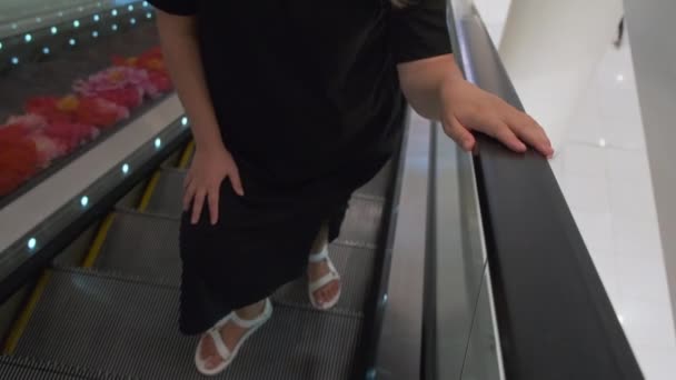 Mujer está utilizando escaleras mecánicas en metro — Vídeo de stock