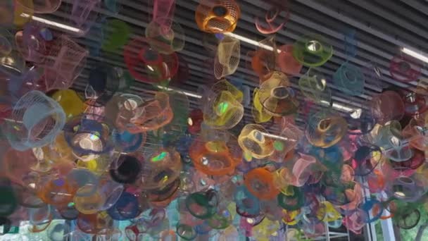 Installation suspendue faite d'objets colorés netlike