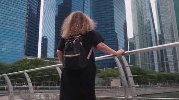 Kvinna turist i Singapore centrum — Stockvideo
