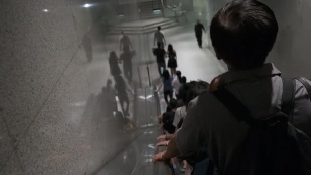 Upptagen rulltrappa i tunnelbanan — Stockvideo