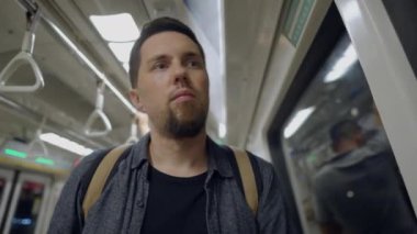 Metro vagonundaki erkek yolcu.