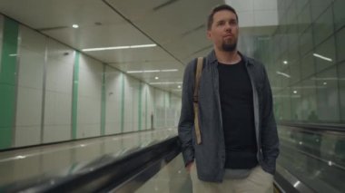 Travelatördeki adam yeraltı geçidinde