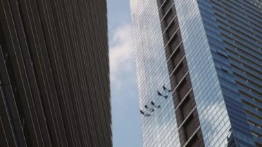 Kule tırmanışçıları gökdelen cephesini temizliyor
