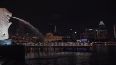 Gece vakti Singapur, şehir merkezinde panorama