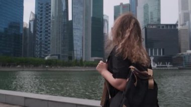 Singapur manzarası seyreden bir kadın.