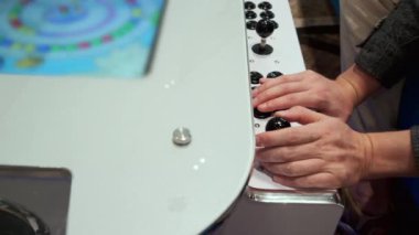 Dijital atari oyunu oynanıyor