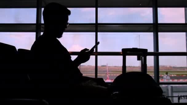 Wartezeit mit dem Handy bei Flugverspätung — Stockvideo