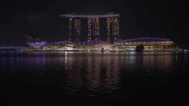 Nattliga färgglada lampor i Singapore — Stockvideo