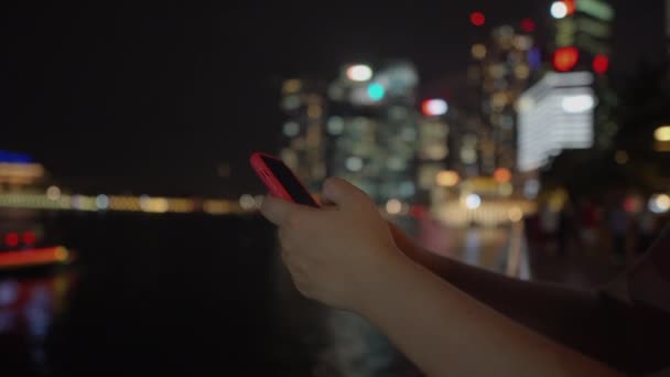 Beszélgetés egy baráttal éjszakai városnézés közben — Stock videók