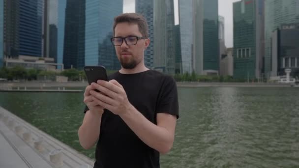 Chat en línea durante el paseo por la ciudad — Vídeos de Stock