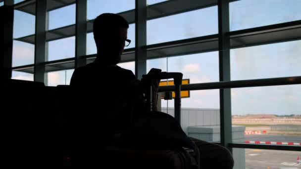 Passeggero in attesa presso la sala partenze in aeroporto — Video Stock