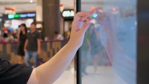 Frau nutzt interaktive Touchscreen-Karte — Stockvideo