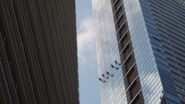Torre alpinistas limpeza arranha-céus fachada — Vídeo de Stock