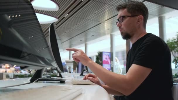 Gezgin havaalanı terminalinde bilgisayar kullanıyor. — Stok video