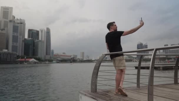 Kentsel selfie çeken bir adam. — Stok video