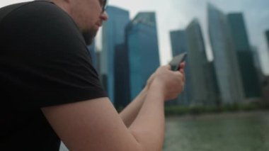 İş kulelerine karşı cep telefonu olan adam