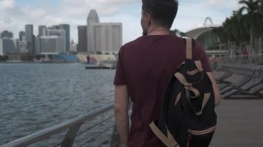 Singapur 'da sakin bir sahil yürüyüşü.