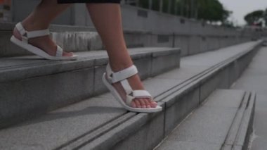 Suya giden merdivenlerden iniyorum.