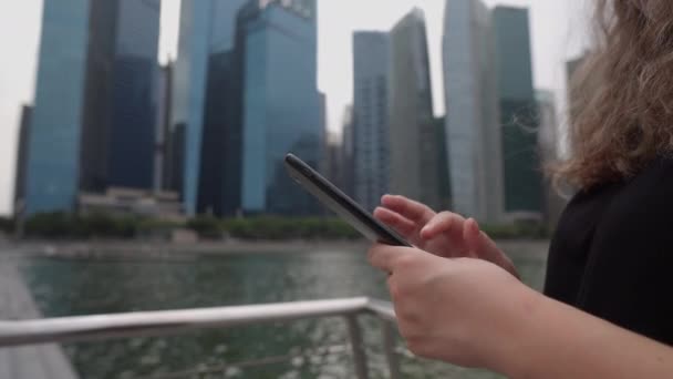 Donna che utilizza smartphone con internet nella grande città — Video Stock