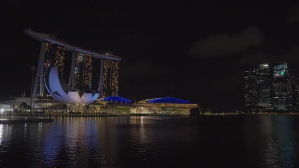Singapore nattstad scen med Marina Bay Sands — Stockvideo