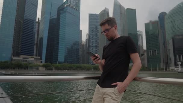 Viaggi a Singapore, turista maschio con smartphone — Video Stock
