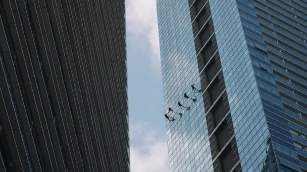 Escaliers industriels lavent les fenêtres des gratte-ciel — Video