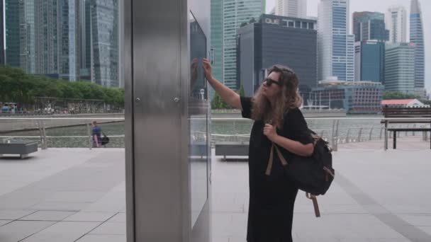 Touristin arbeitet mit interaktiver Schnittstelle eines Stadtplans — Stockvideo
