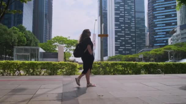 Şehirde yaz, kadın sokakta tek başına yürüyor. — Stok video