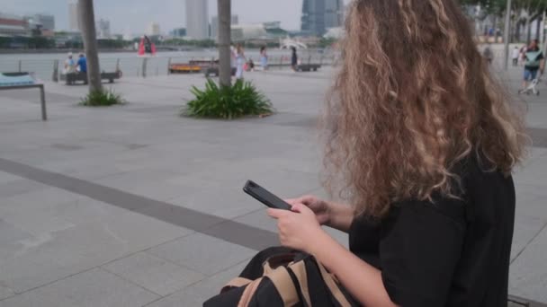 Viaje en Singapur, mujer está enviando mensajes de itinerancia por teléfono celular — Vídeo de stock