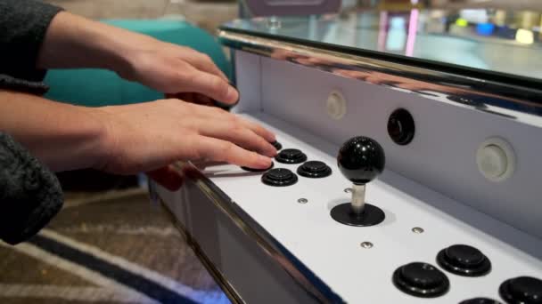 Člověk hraje hrací automat, pohybující se rukojeť a mačká tlačítka — Stock video