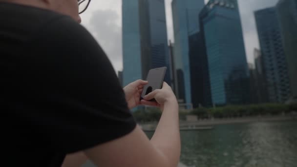 Uomo sta navigando social network da smartphone in centro — Video Stock