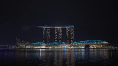 Singapur 'un gece ışıkları ve parıltısı