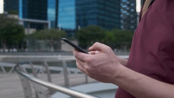 Smartphone in der Hand eines Touristen, der Nachrichten tippt — Stockvideo