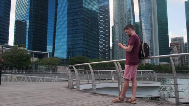 Singapur şehir merkezinde akıllı telefonu olan bir turist. — Stok video