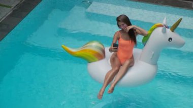 Mükemmel yaz gününde selfie çekiyor.