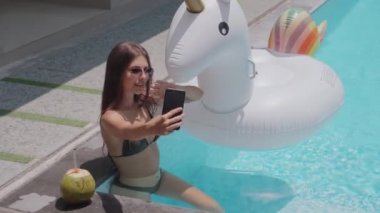 Seksi bayan kendini bilardoda akıllı telefonla fotoğraflıyor.