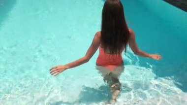 Serinlemek için yüzüyorum.