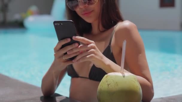 Menina com celular compartilhando melhores fotos de férias — Vídeo de Stock