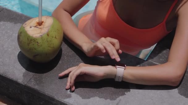 Frau nutzt Smartwatch am Pool — Stockvideo