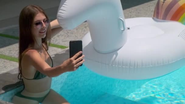 Todos devem ter ciúmes de sua selfie de verão — Vídeo de Stock