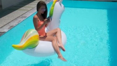 Havuzda mükemmel bir yaz günü, sosyal medyada hayatı paylaşmak.