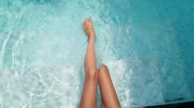 Kadın bacakları yüzme havuzunda